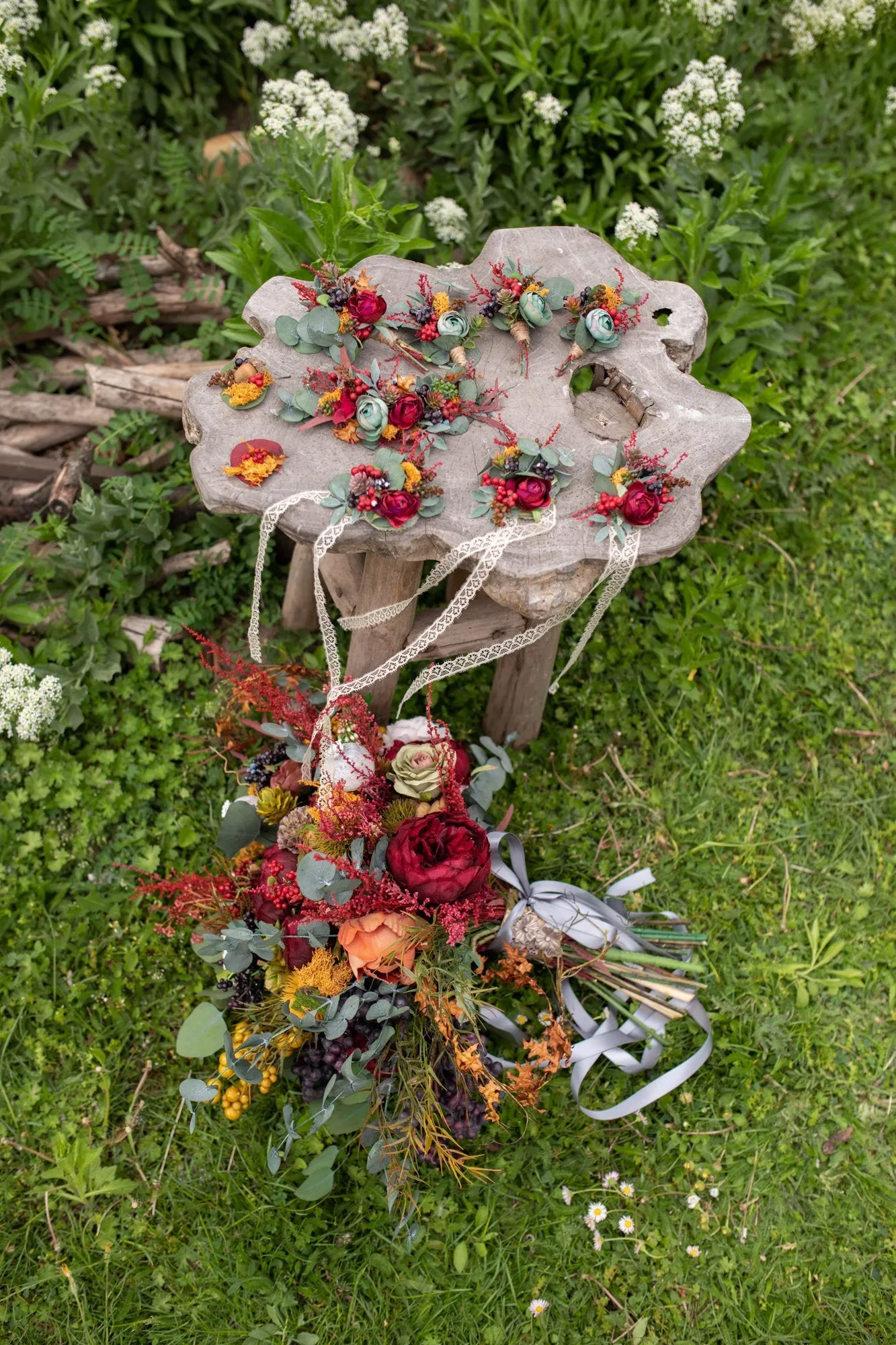 Autumn flower bracelet Natural red bracelet on lace Fall wedding bracelet Magaela Berries Green Accessories for bridesmaid Handmade