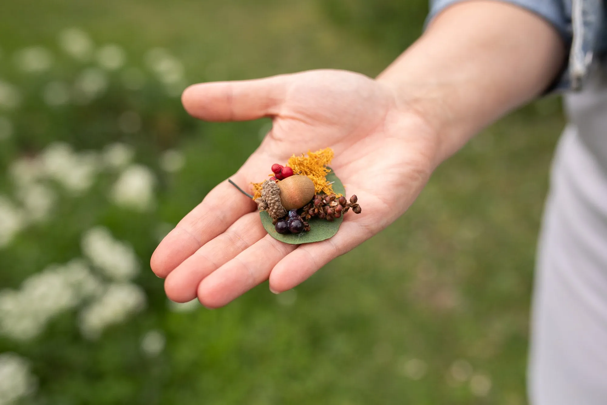 Mini Autumn boutonniere with acorn Flower buttonhole Fall groom's boutonniere with berries Wedding accessories Magaela Handmade