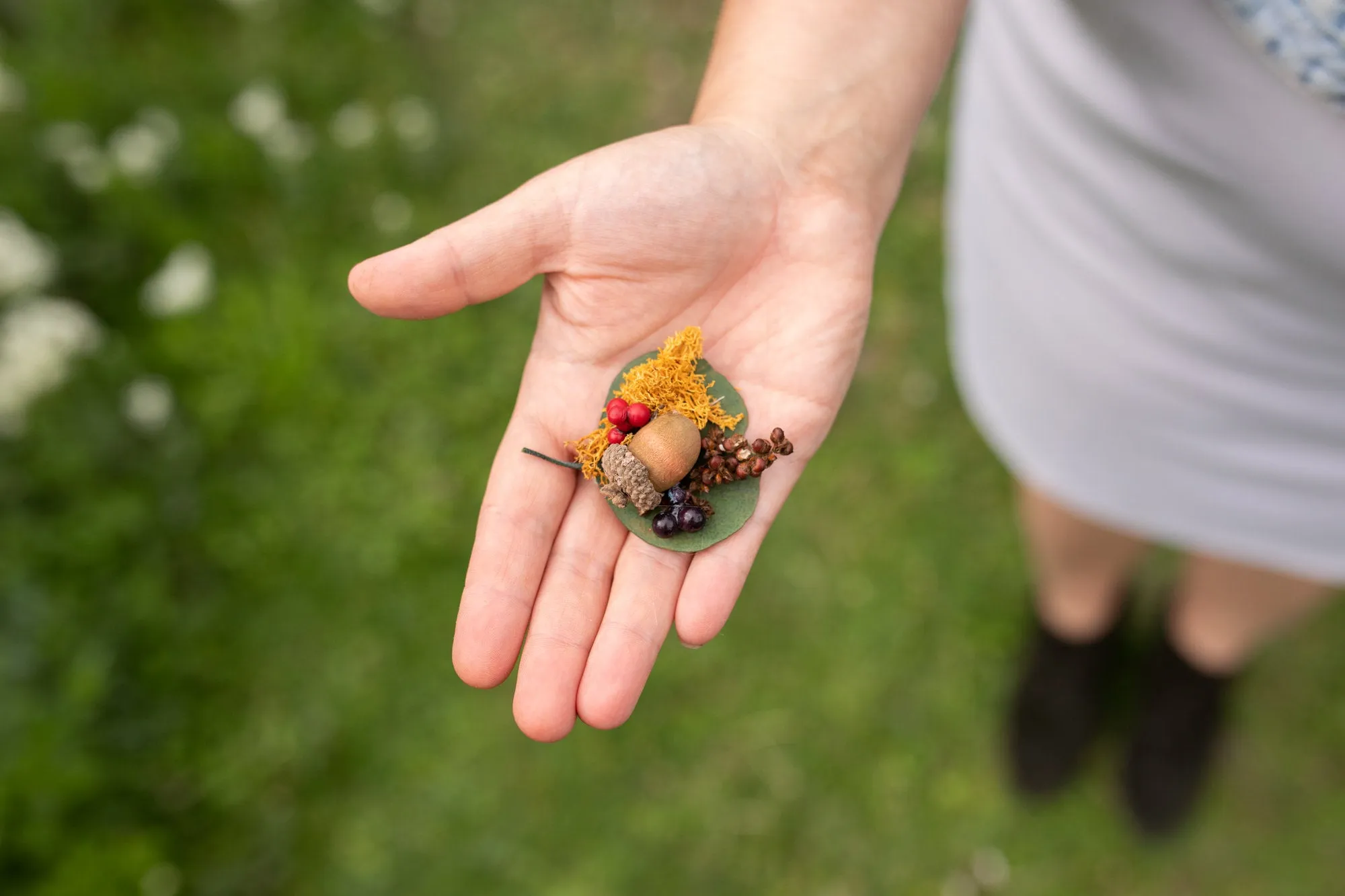 Mini Autumn boutonniere with acorn Flower buttonhole Fall groom's boutonniere with berries Wedding accessories Magaela Handmade